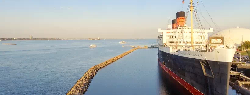 Vue sur la bateau Queen Mary au port