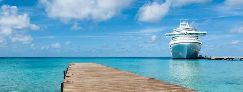 Bateau de croisière au loin avec ponton au premier plan