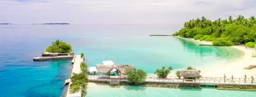 Vue sur un paysage comme des Caraïbes avec eau turquoise, plages de sable blanc