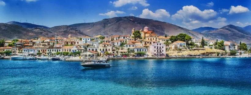 Vue sur un village depuis la Méditerranée, eau turquoise