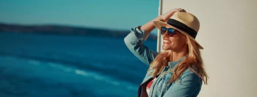 Femme sur le pont d'un bateau qui regarde la mer