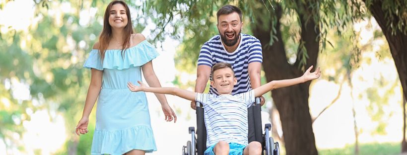 Famille avec garçon en fauteuil roulant