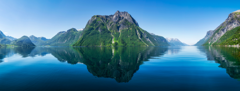 Un fjord en norvège pendant la saison estivale