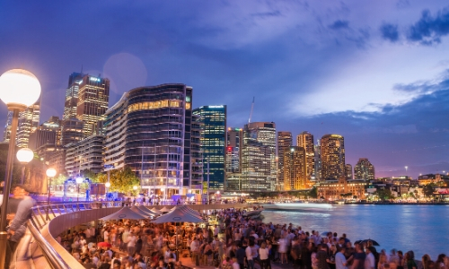 Ville de Sydney en Australie, avec touristes profitant de leur soirée, buildings en arrière plan