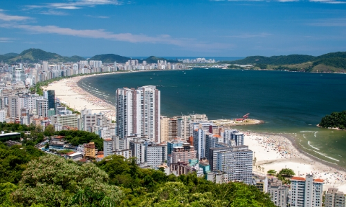 Ville de Santos au Brésil, en bord de mer avec plages et habitations