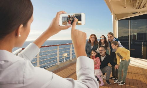Représentation de la famille avec groupe de personne se faisant prendre en photo sur le pont du bateau