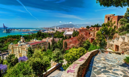 Vue sur Malaga en Espagne avec bord de mer, et habitations colorées