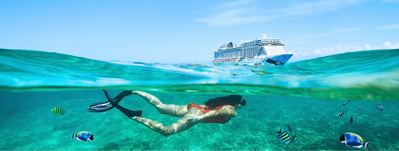 fille qui fait de la plongé sous marine aux Caraïbes avec un bateau de croisière en fond 